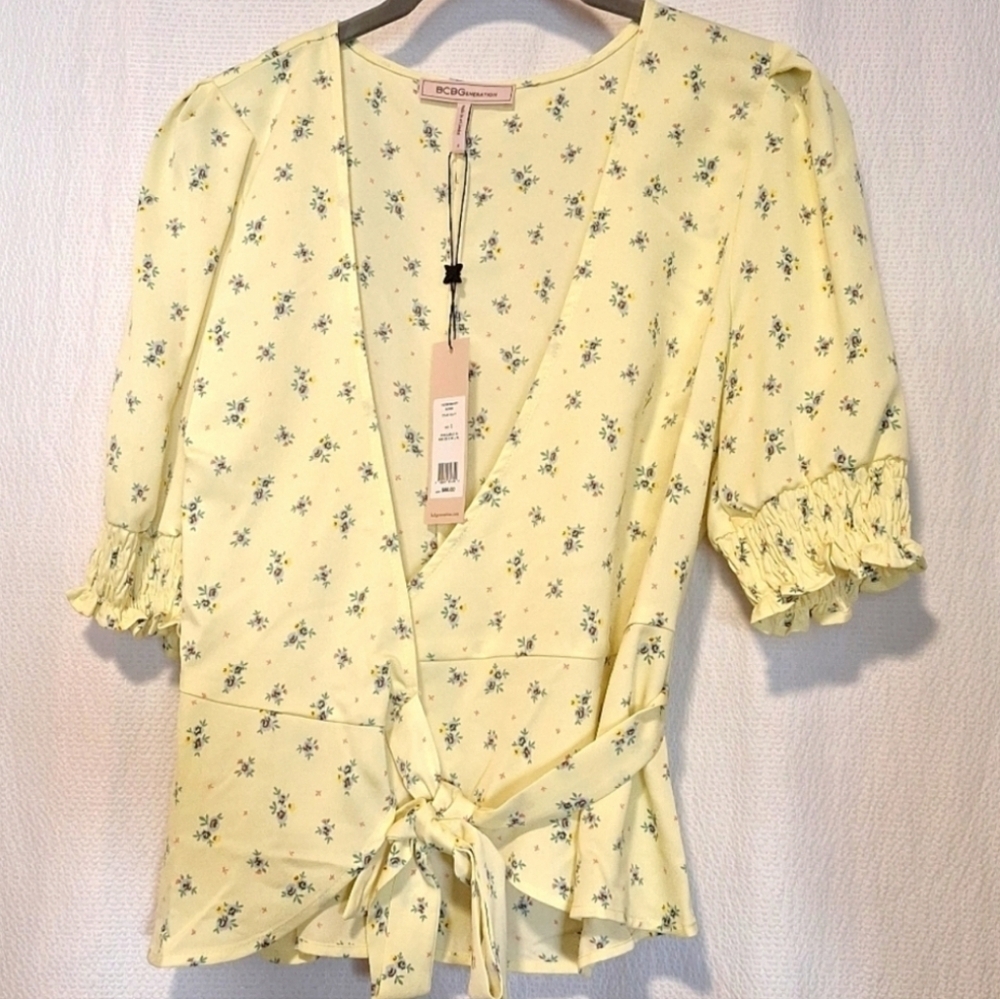 BCBGeneration Ditsy Floral , Wrap Top  size Medium.. NWT - Picture 5 of 12
